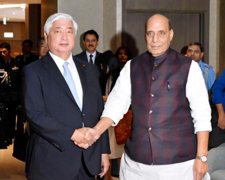 会談前に握手する中谷防衛相（左）とインドのシン国防相＝２２日、ラオス・ビエンチャン（共同）