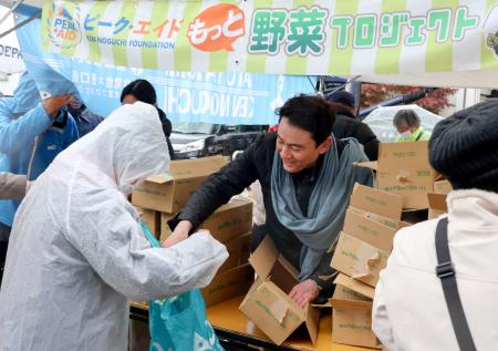 石川県輪島市で野菜を無償配布する登山家野口健さん＝２３日午後