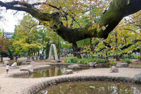 　「へいわ」の文字をかたどった池とモニュメント（中央奥）がある板橋区平和公園＝東京都板橋区