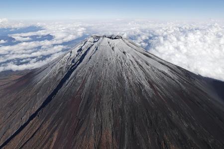 富士山の山頂付近＝６日午前１０時１分（共同通信社ヘリから）