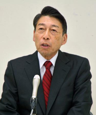 再選を目指し、福岡県知事選への立候補を正式に表明する服部誠太郎氏＝２６日午前、県庁