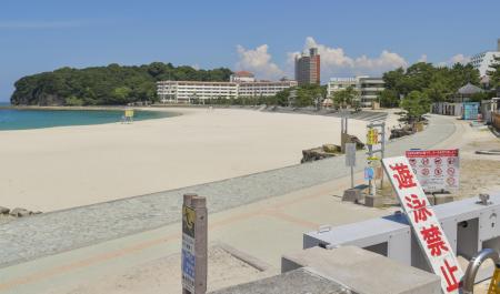 南海トラフ地震の臨時情報を受けて閉鎖された海水浴場＝８月、和歌山県白浜町