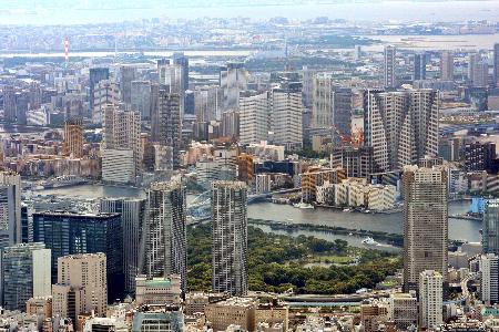 東京の湾岸エリアに並ぶ高層マンション＝２０１７年