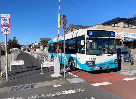 茨城交通が茨城県日立市で運行する「ひたちＢＲＴ」＝２月（同市提供）