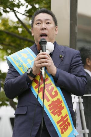 兵庫県知事選が告示され、第一声を上げる立花孝志氏＝１０月３１日、神戸市