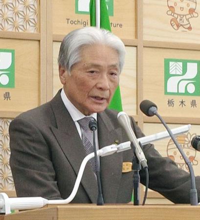 記者会見する栃木県の福田富一知事＝２７日午後、栃木県庁