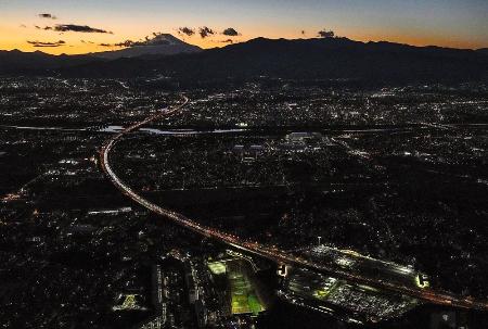 Ｕターンがピークを迎え渋滞する東名高速道路＝２３年１月