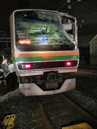 傾いた電柱と衝突したＪＲ東海道線の車両＝２０２３年８月５日、神奈川県鎌倉市（運輸安全委員会提供）