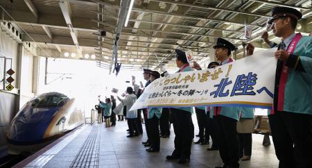 北陸に向けＪＲ仙台駅を出発するＥ７系の臨時列車「北陸まっしぐら～冬の陣～」号＝２９日午前