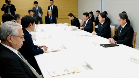 首相官邸で開かれた給与関係閣僚会議＝２９日午前