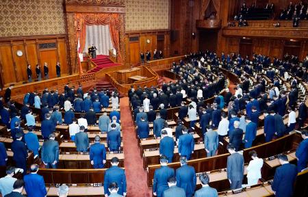 天皇陛下を迎えて開かれた第２１６臨時国会の開会式＝２９日午前、参院本会議場