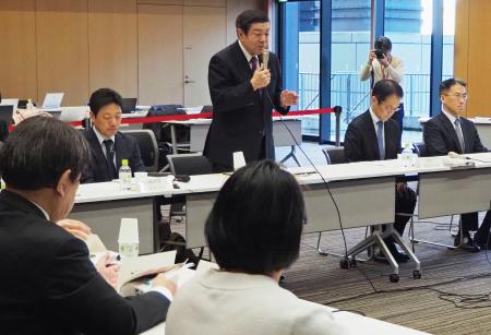 地方創生政策の成果と課題を議論する有識者会議の初会合であいさつする伊東地方創生相＝２９日午前、東京都千代田区