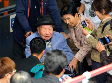 東京都文京区の後楽園ホールをボクシング観戦に訪れた袴田巌さん（中央）と姉ひで子さん＝２９日午後