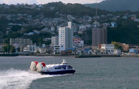 大分県の別府湾を周遊するホーバークラフト＝３０日午後