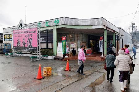 本格的な営業を再開した石川県輪島市町野町の「もとやスーパー」＝３０日午後