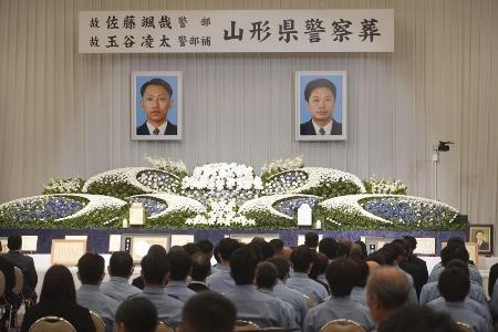 ７月の記録的大雨で殉職した山形県警の佐藤颯哉警部（遺影右）と玉谷凌太警部補の警察葬＝９月、山形市