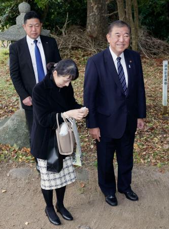 和多理神社へ参拝に向かう石破首相と妻佳子さん＝１日午前、鳥取県八頭町