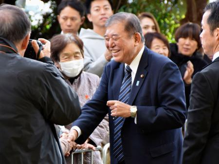 地元の鳥取県八頭町を訪れ、支援者らと握手を交わす石破首相＝１日午前