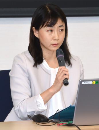 ２０２４年度新聞協会賞の受賞者講演会で語る中日新聞社の細川暁子さん＝１日午後、横浜市