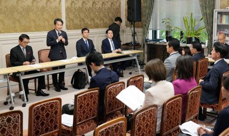 国会内で開かれた立憲民主党の政治改革推進本部の総会＝２日午前