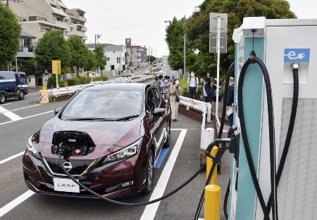 横浜市の公道上に設置された電気自動車用の充電器＝２０２１年