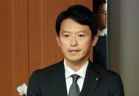 兵庫県庁で報道陣の取材に応じる斎藤元彦知事＝２日午後