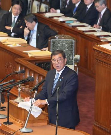 衆院本会議で答弁する石破首相＝２日午後