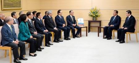 北海道根室市の石垣雅敏市長（右から３人目）らと面会する石破首相（同２人目）。右端は伊東沖縄北方相＝２日午後、首相官邸