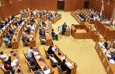 沖縄県議会本会議＝３日午前