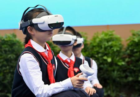 ＡＩを活用した教育の一環で、ＶＲを体験する小学生＝１０月、中国四川省成都市（共同）