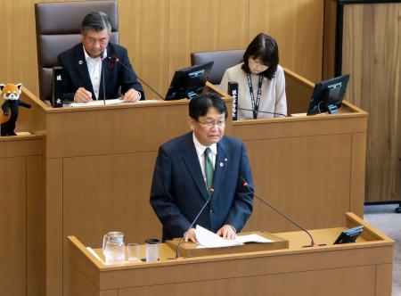 市議会本会議で答弁する千葉市の神谷俊一市長（手前）＝４日午後