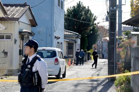 宇都宮市鶴田町の住宅付近で警戒する警察官ら＝５日午後