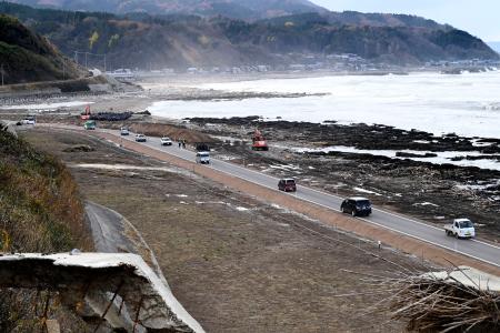 隆起した海岸を造成して開通した国道２４９号の迂回路＝５日午後、石川県輪島市