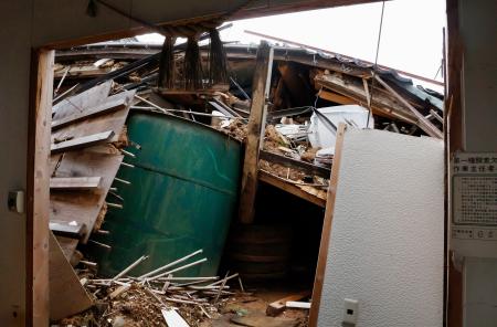 地震で全壊した「日吉酒造」の酒蔵。在庫も９割失った＝３日、石川県輪島市河井町