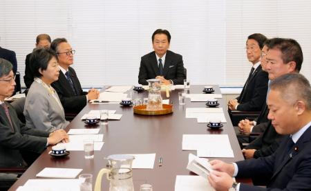 衆院憲法審査会の幹事懇談会に臨む与野党の幹事ら。中央は会長を務める立憲民主党の枝野幸男氏＝６日午前、国会