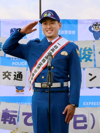 愛知県警高速隊の一日隊長に就任したパラ陸上の井谷俊介選手＝６日午前、愛知県刈谷市