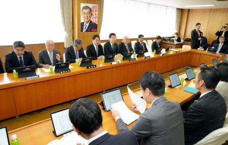 自民党本部で開かれた総務会＝６日午前、東京・永田町