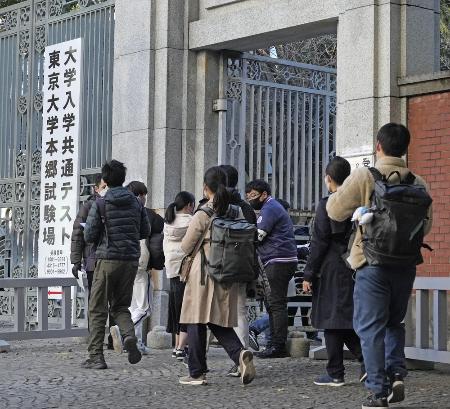 大学入学共通テストの会場に向かう受験生ら＝１月１４日、東京都文京区の東大