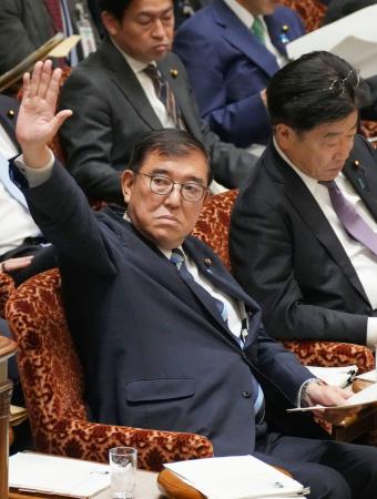 参院予算委で答弁のため挙手する石破首相＝６日午後