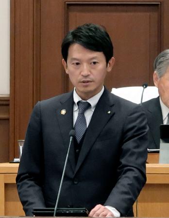 兵庫県議会の代表質問で答弁する斎藤元彦知事＝６日午前