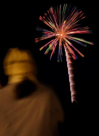 石川県七尾市で復興への思いを込めて打ち上げられた花火＝６日夜