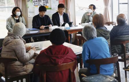 石川県珠洲市馬緤町で開かれた災害公営住宅建設に関する説明会＝７日午前