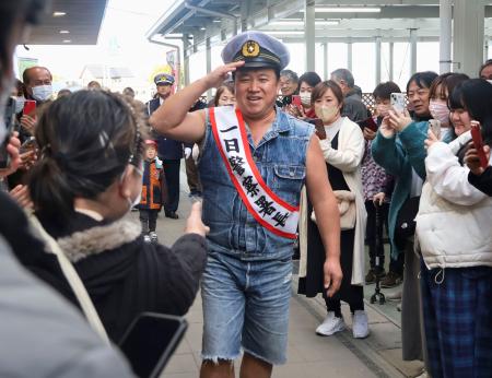 愛知県警稲沢署の一日署長に就任し、市民と交流するスギちゃん＝７日午後、愛知県稲沢市