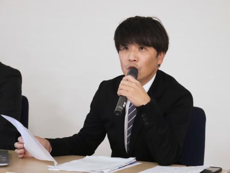 ２０２４年度新聞協会賞の受賞者による講演会で語る三上聡一さん＝７日午後、横浜市