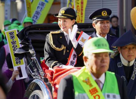 　警視庁志村署の一日署長に就任した俳優のとよた真帆さん（奥左）＝８日午後、東京都板橋区