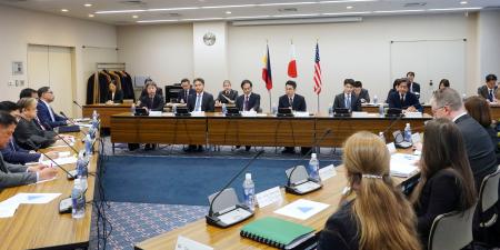 日本、米国、フィリピン３カ国の高官による海洋協議＝１０日午後、東京都港区