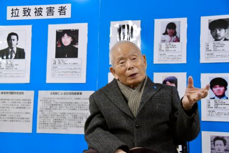 取材に応じる拉致被害者・有本恵子さんの父明弘さん＝１０日午後、兵庫県警本部