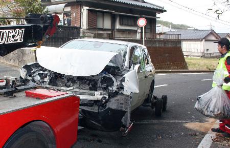 事故を起こした車＝１１日午前１１時３分、鹿児島市