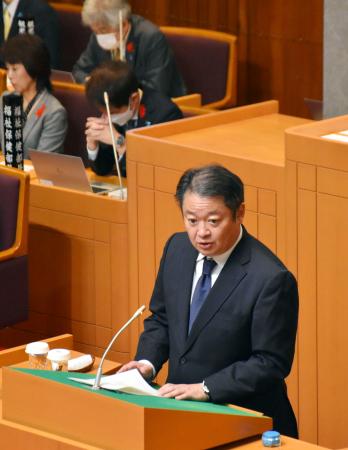 山梨県議会で答弁する長崎幸太郎知事＝１１日午後