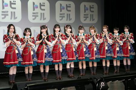 １０人組アイドル「高嶺のなでしこ」のメンバー＝東京都内